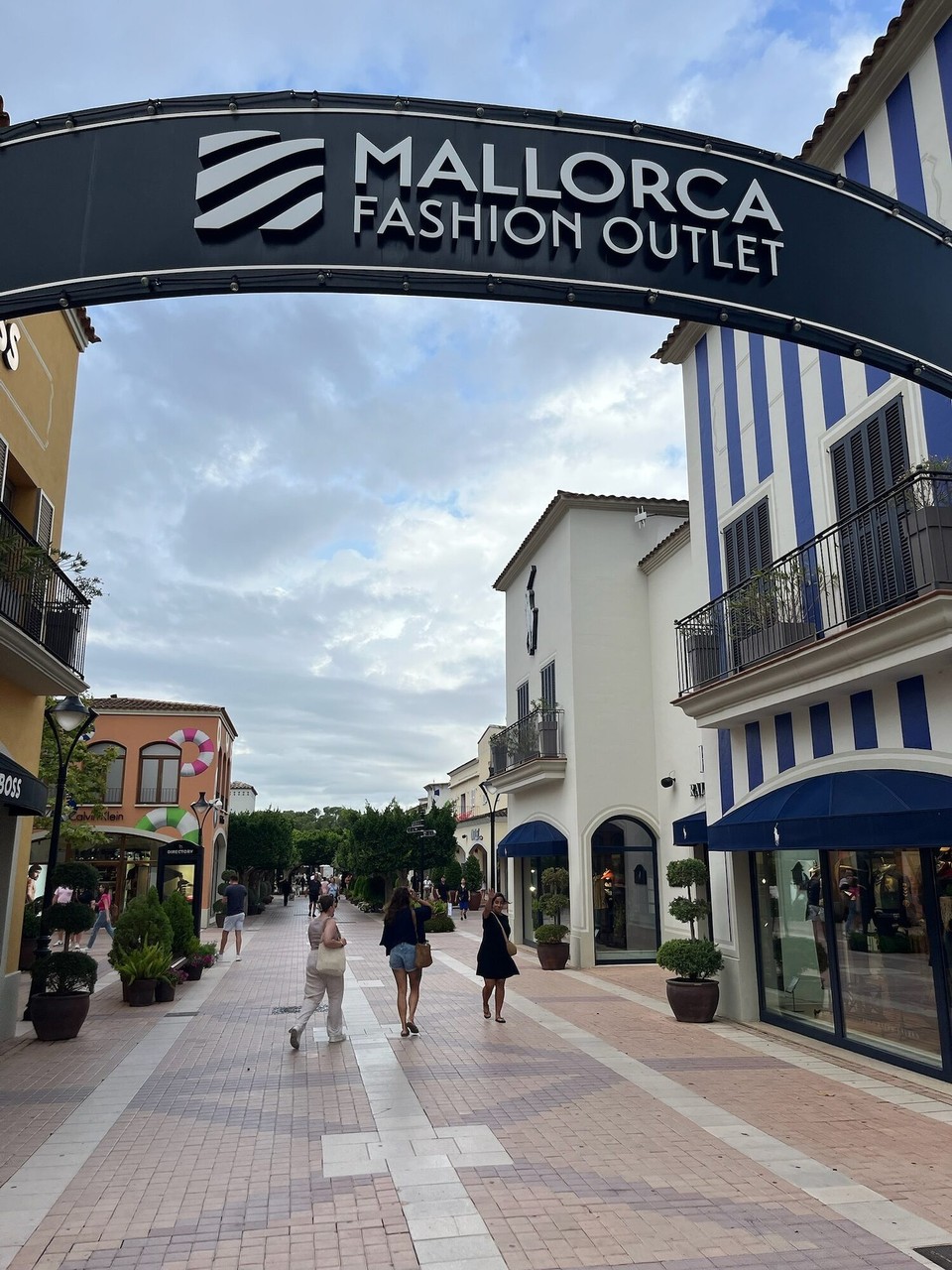Spanien - Palma - Für heute waren schwere Regenschauer angesagt. Daher musste ein alternatives Programm her. Während Gülsen durch die Geschäfte des Outlets stöberte,