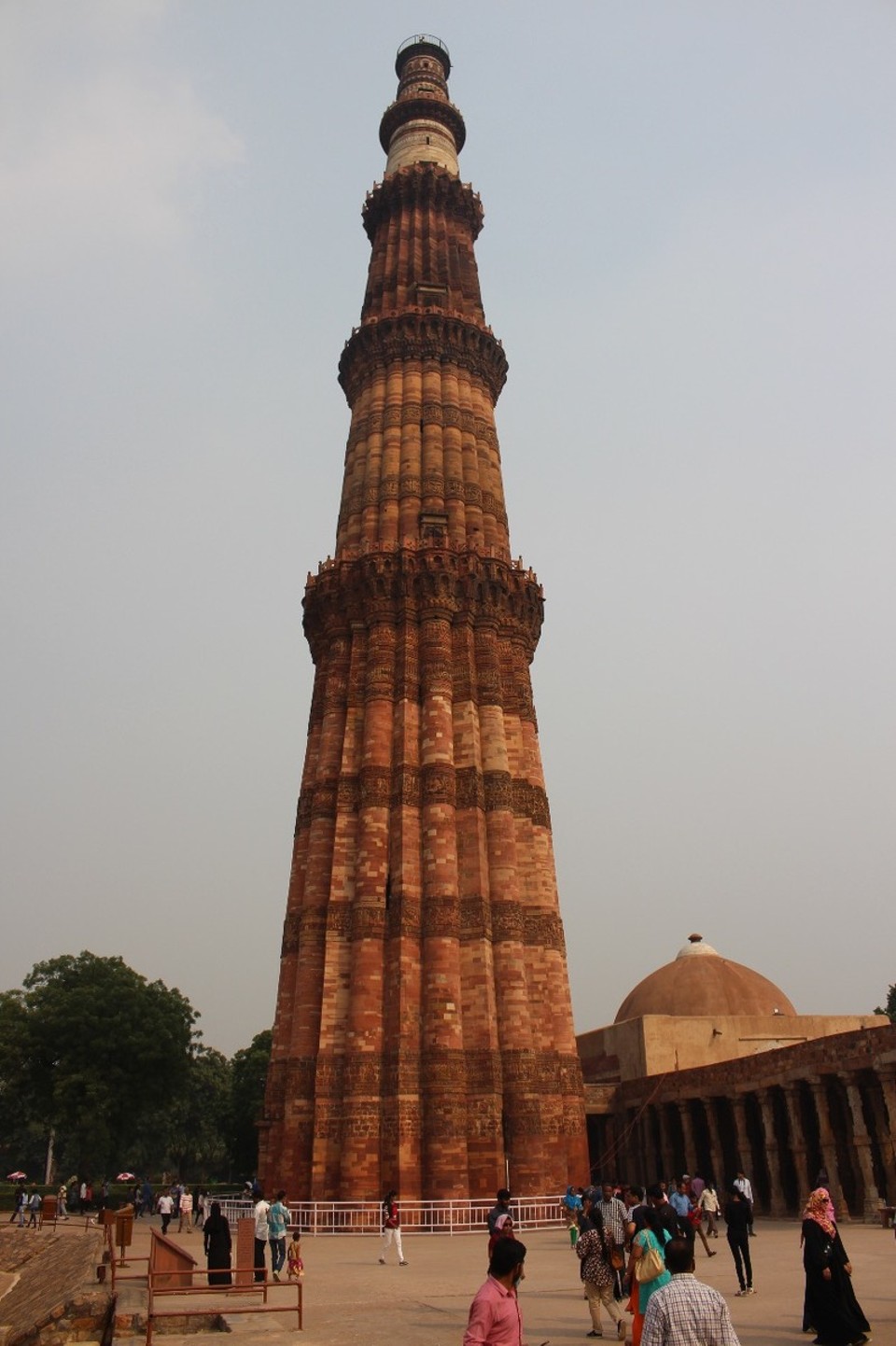 Indien - Neu-Delhi - Qutb Minar - das Minarett im Qutb-Komplex ist einer der höchsten Turmbauten der islamischen Welt