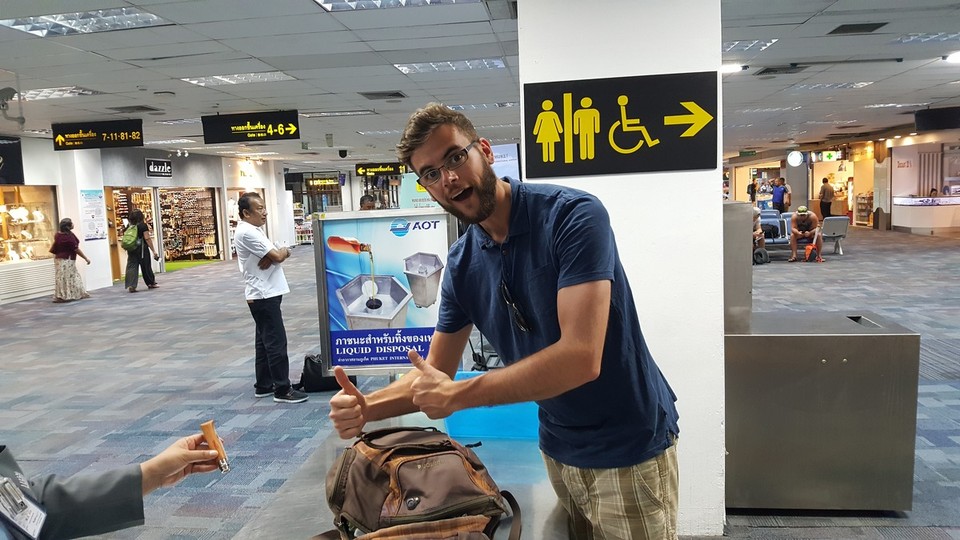 Thailand - Patong - Marius hat sein Samurai Schwert im Handgepäck vergessen..... Jetzt freut sich halt jemand anderes um so mehr.  Wir fliegen jetzt nach Bangkok.  Unser Anschluss geht Morgen früh um 09:00 Uhr zurück nach Ffm.  Die Nacht über werden wir noch ein wenig Bangkok unsicher machen damit wir Morgen im Flieger schön schlafen können😎