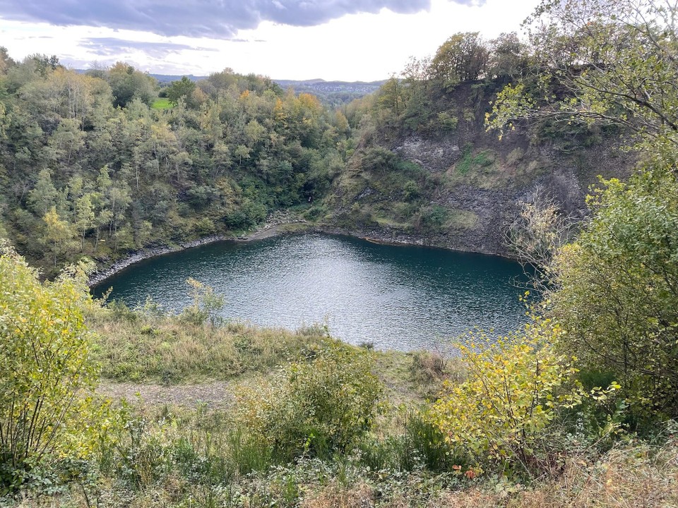 Deutschland - Hennef (Sieg) - Der Weg führt uns oben am See vorbei und auf der anderen Seite ist ein Zugang zum Wasser.