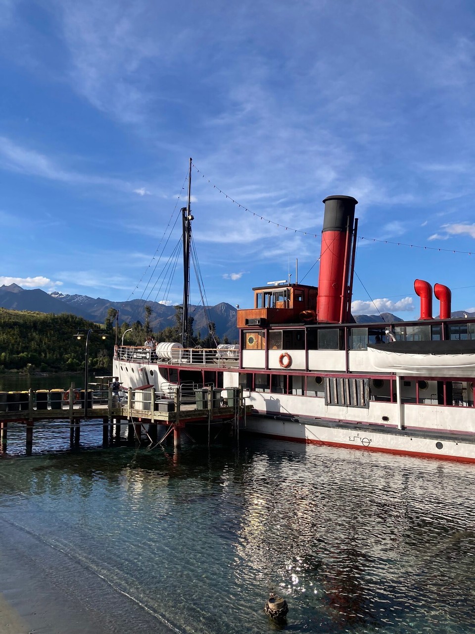 Neuseeland - Te Anau - Nach dem guten Essen und dem Tiere schauen geht’s zurück an Board und nach Queenstown
