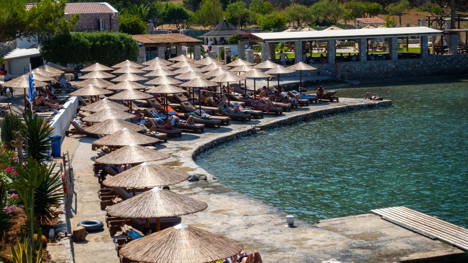 Griechenland - Symi - Die Betreiber in der Bucht von Agui Marina haben aufgerüstet. Mit neuen original griechischen Liegen von Temu.