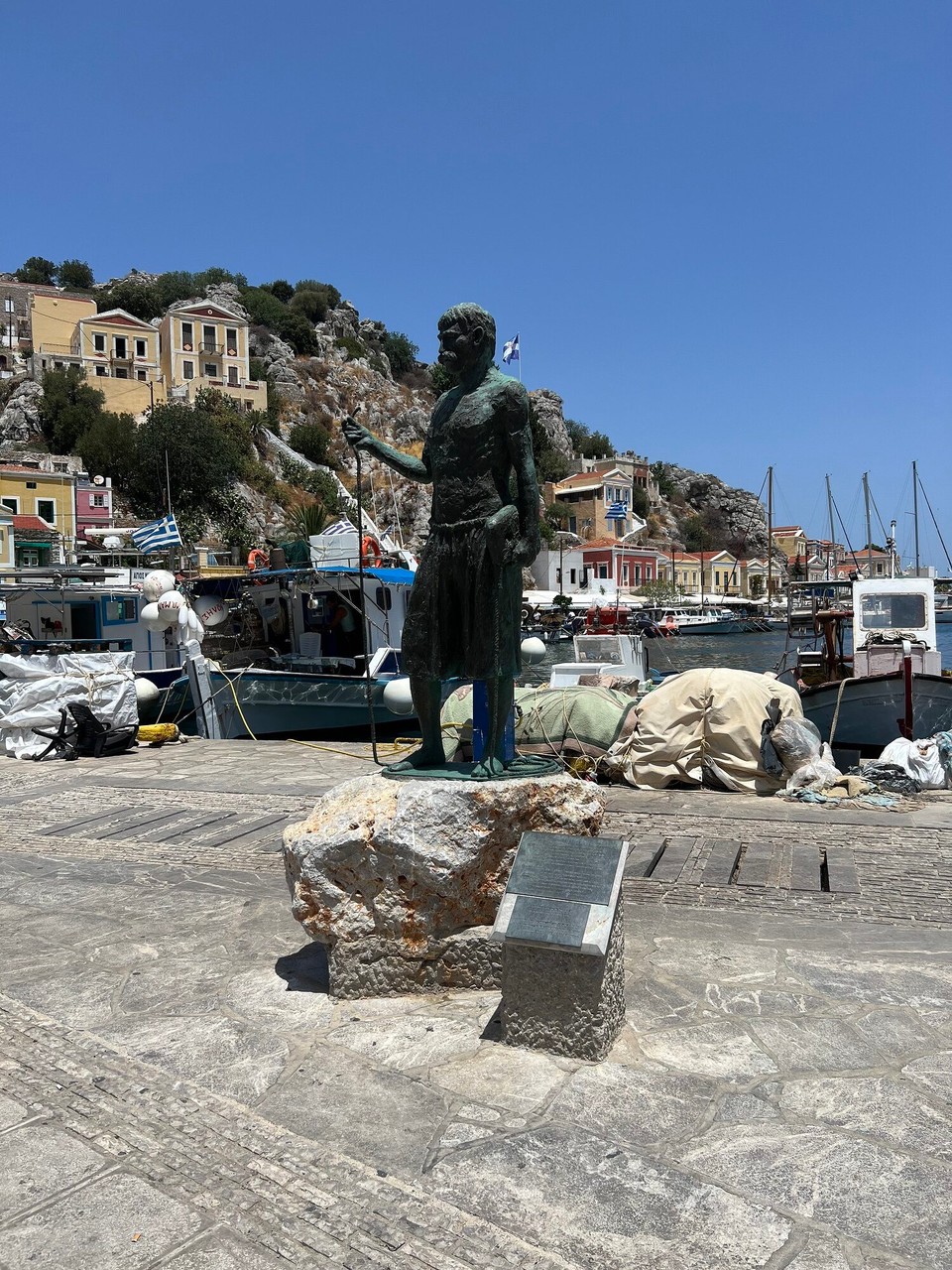 Griechenland - Symi - Statue des berühmten Schwammtauchers Stathis Hatzis (1878-1936). Dieser konnte ohne Taucherausrüstung mehrere Minuten unter Wasser bleiben. Beispielswiese 7 Minuten bei einer Wassertiefe von 30m. Quasi ein Apnoetaucher.