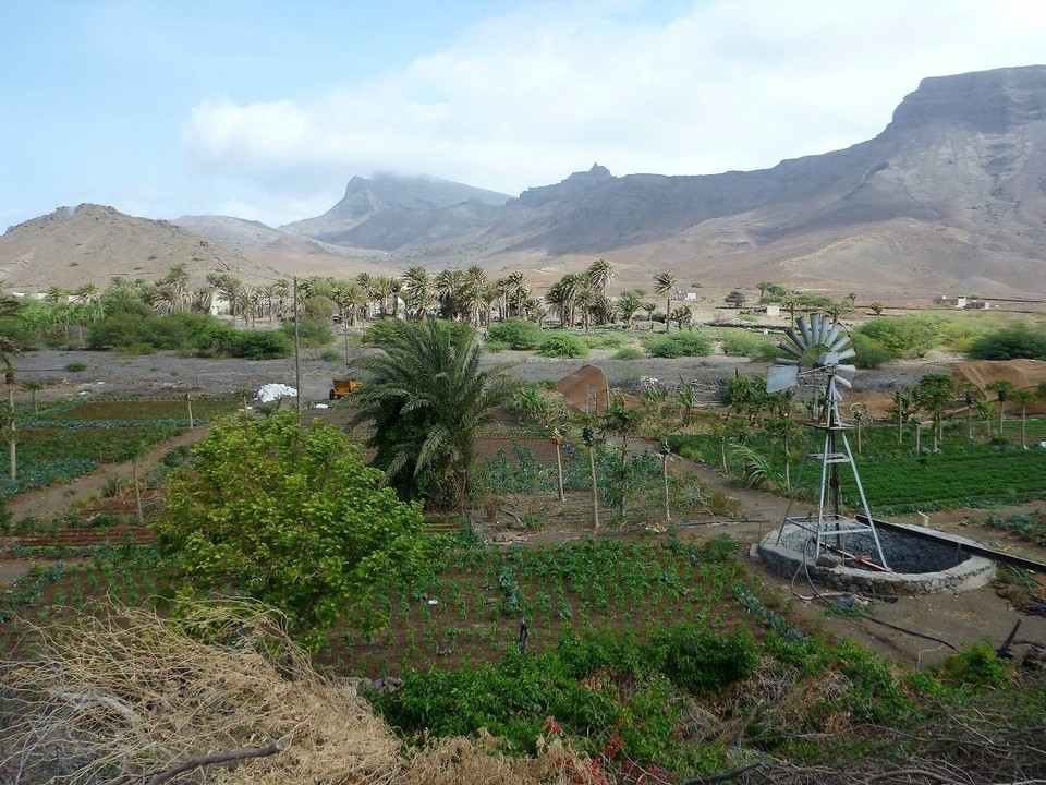 Kap Verde -  - Landwirtschaftliches Gebiet im Tal Ribeira de Calhau mit dem windbetriebenen Brunnen