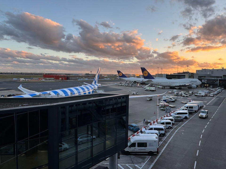 Deutschland - Hamburg - Unser Flieger steht in Frankfurt bereit.
Leider nicht der rechte, sondern das Zebra links.
Bis morgen.