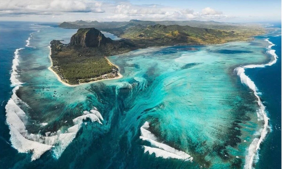 Mauritius -  - Das war eigentlich unser heutiges Ziel, dieses einzigartige Naturschauspiel befindet sich an der Südspitze der Insel.
Drohne eingepackt und los geht’s.
Dort angekommen mussten wir aber feststellen das es viel zu windig ist und so weit weg, das ich die Drohne wohl nie wieder sehen werde.