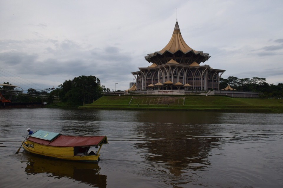 Malaysia - Kuching - Kuching ist die Hauptstadt des Bundesstaates Sarawak. Das Wahrzeichen der Stadt ist das Regierungsgebäude.