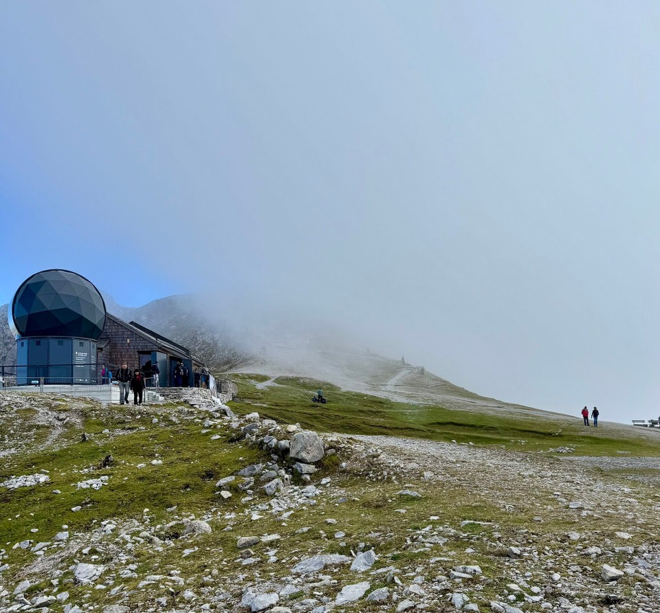 Österreich - Innsbruck - … verschwindet das Gipfelkreuz im Nebel. 