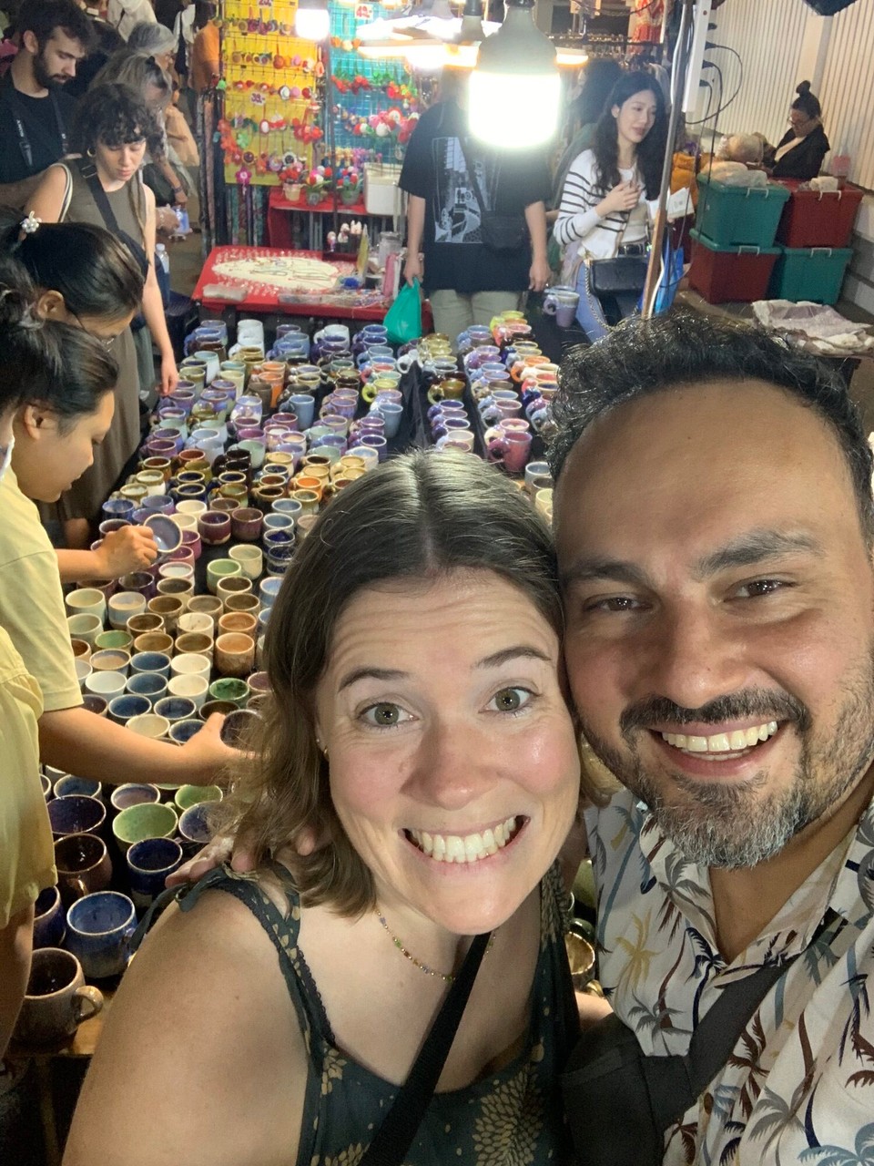 Thailand - Chiang Mai - „Wir kaufen nur eine Tasse!“

„Oh,das ist Handarbeit. Ok nur 2!“

„Die ist auch schön! Dann diese 3“

„Die passen nur zusammen, wenn wir 4 nehmen“

„Bei 5 Tassen gibt‘s Rabatt“

Nach dem Kauf:

„Wie bekommen wir die Tassen eigentlich nach Pai, dann Koh Samui, Koh Tao, Bangkok und Deutschland?“ 😂😂