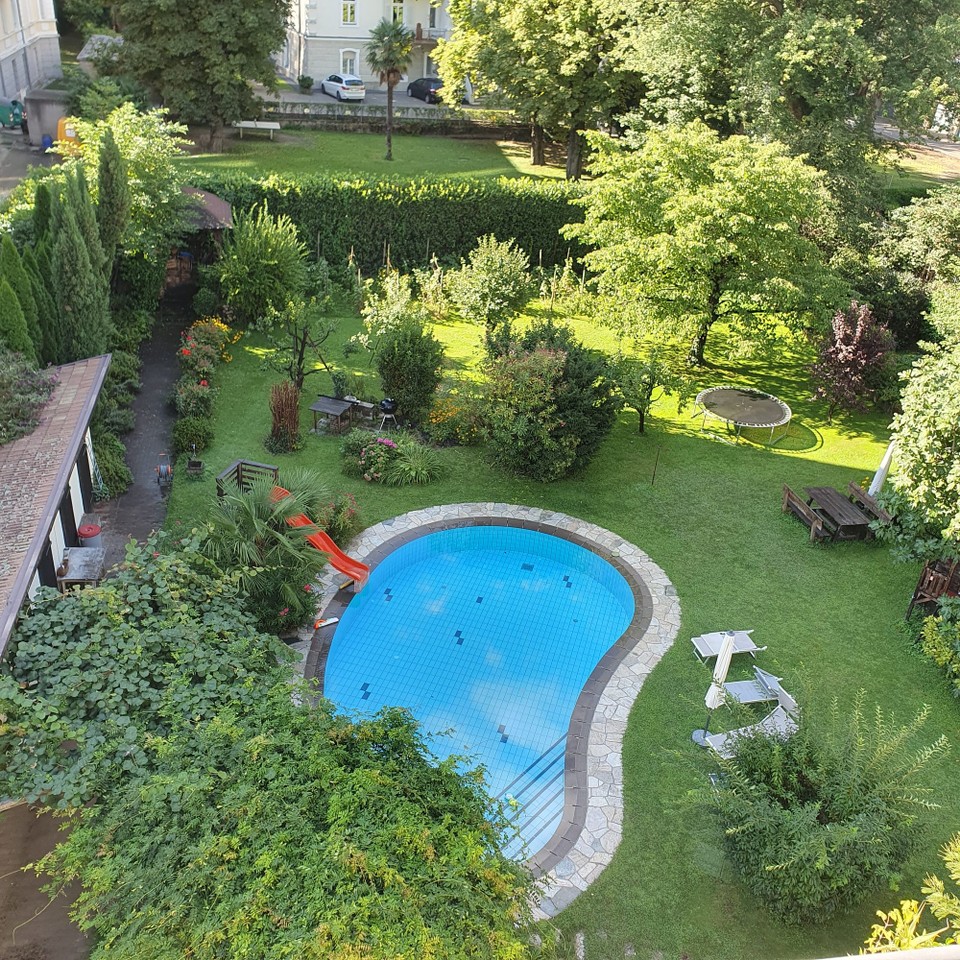 Italien - Meran - Der Pool im Garten gehört leider nicht zu unserer Wohnung.