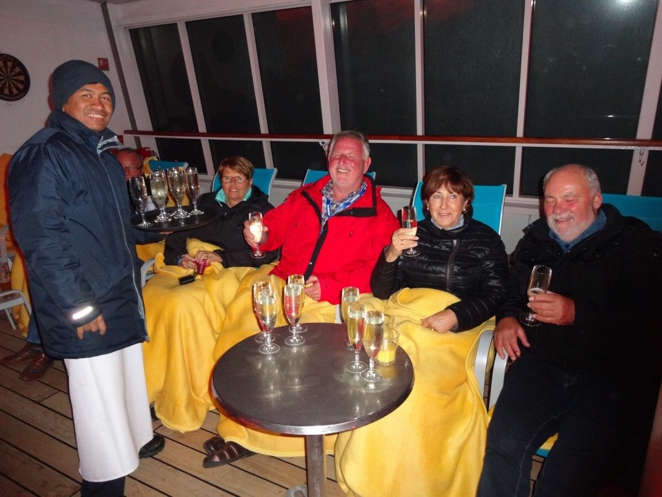  -  - Ein kleinen Schluck auf den Pooldeck