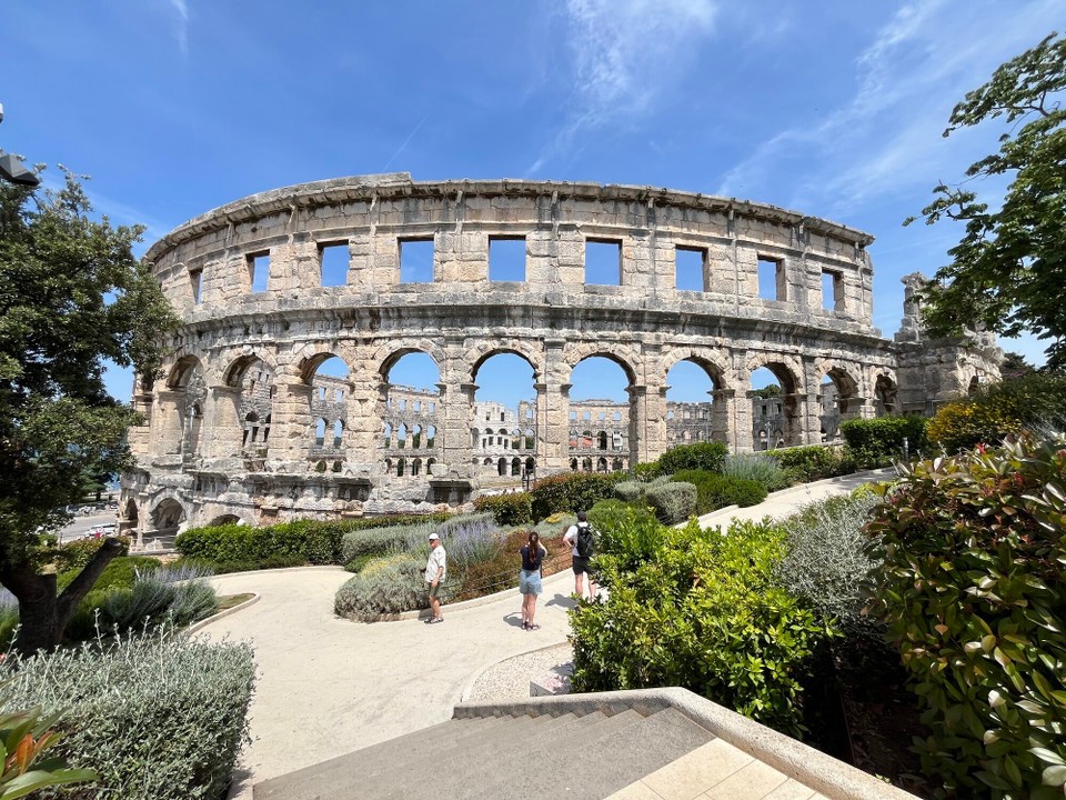 Kroatien - Pula - Arena Pula 132 m lang 109 m breit 
Gehört zu den größten Bauwerken seiner Zeit