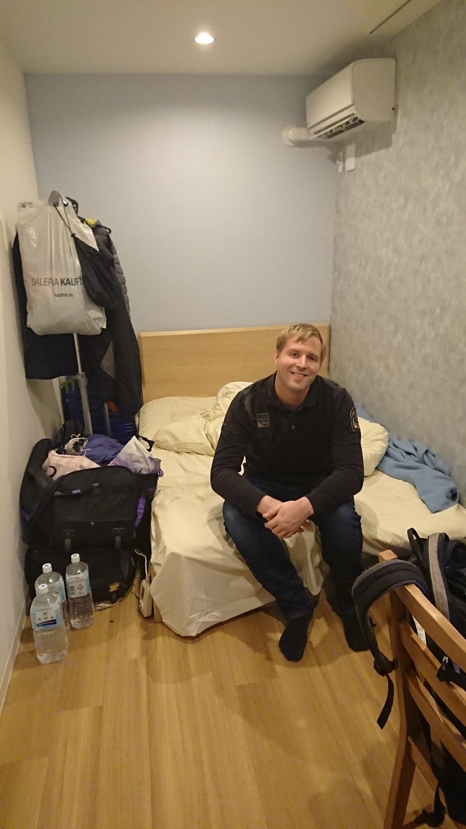 Japan - Shinjuku - Ein sehr kleines Bett für zwei Personen!