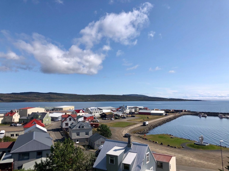 Island - Hólmavík - Von hier oben hat man einen schönen Überblick über das Dorf und den Hafen. Von da drüben kommen wir. Hinter der Kurve kommt dann irgendwann Drangsnes.