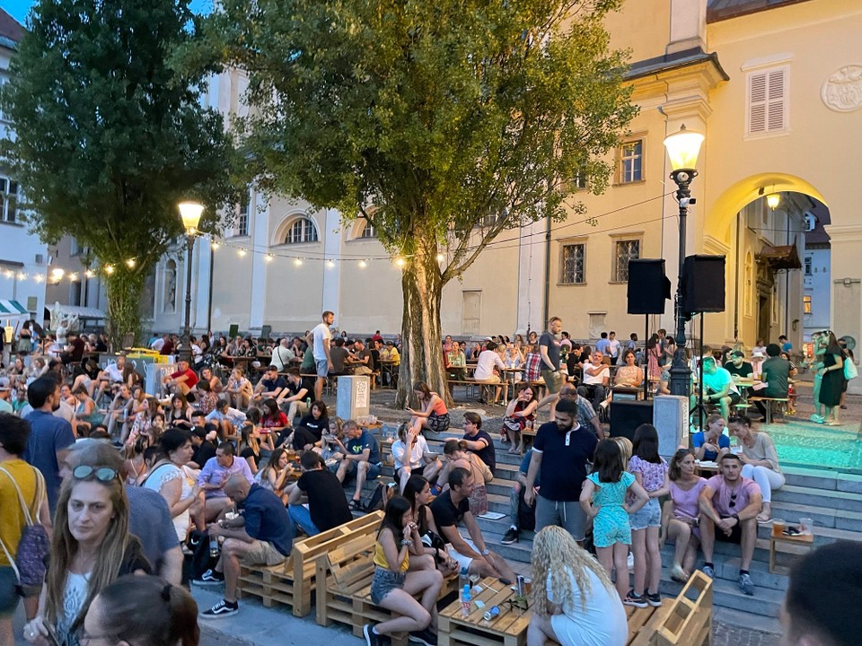 Slowenien - Ljubljana - Open Kitchen: Jeden Freitag gibt es hier einen Food Market auf dem viele der Restaurant der Stadt eine Stand haben. Das es Essen ist phantastisch und die Stimmung toll.