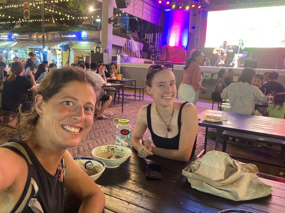 Laos - Luang Prabang - Abendessen mit Hannah (Kanada)