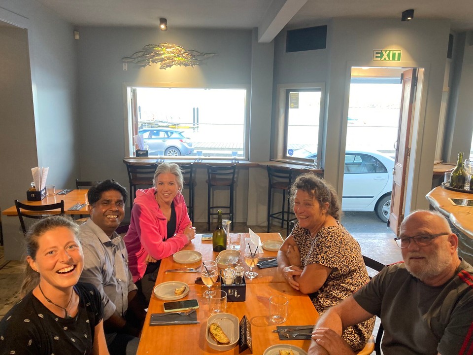 Neuseeland - Mangōnui - Abendessen mit Freud (ja nach Sigmund Freud benannt, man mag es kaum glauben 😅), Sera, Jackie und Greg