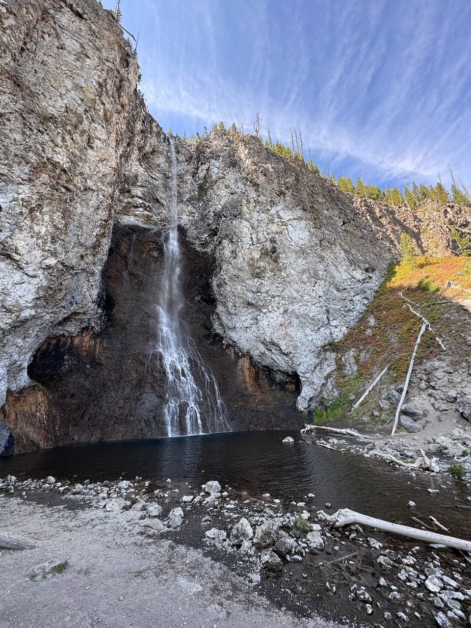 Vereinigte Staaten - Yellowstone National Park - De Zweiti view point esch deh Wasserfall gsi. Deh esch wunderschön gsi☺️. Es hed au scho viel weniger Lüth gha, will mer doch öbbe 30min glaufe sind.