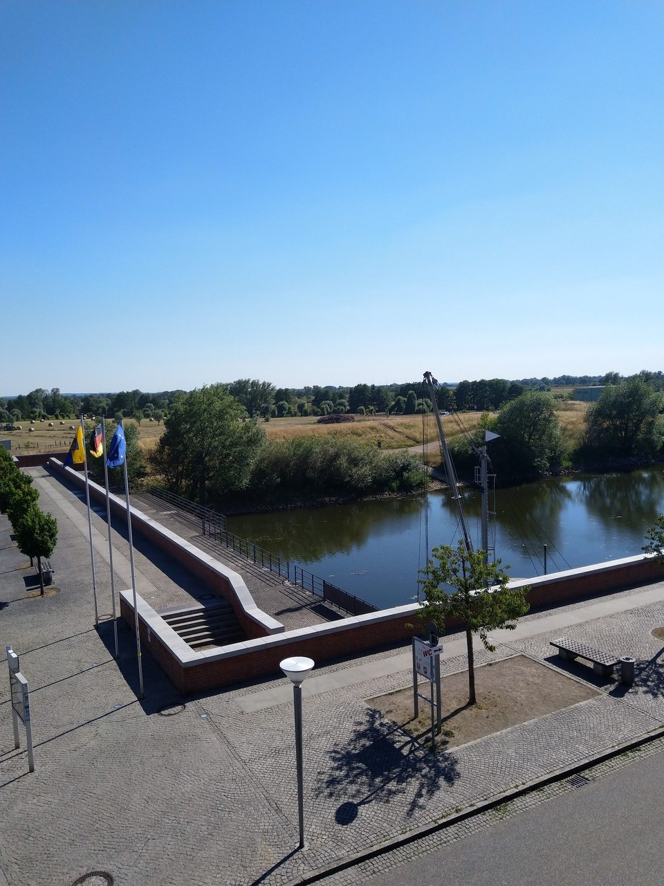 Deutschland - Boizenburg/Elbe - Und mit einem umwerfenden Ausblick. Mit der Inhaberin habe ich lange gesprochen. Sie ist recht verzweifelt. Weder bekommt sie Mitarbeiter*innen, noch kommen viele Touristen. Hoffentlich kommt das alles irgendwann wieder auf die Füße. Ich würde es diesen kleinen Städten so sehr wünschen.