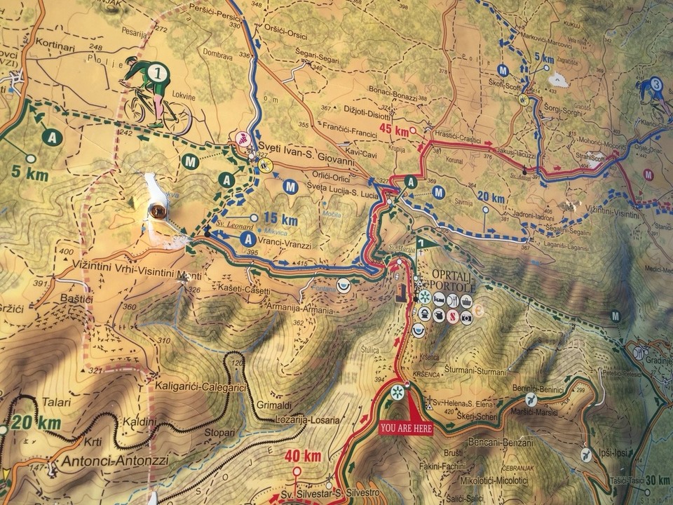 Kroatien - Oprtalj - Serpentinenstraße im Hinterland