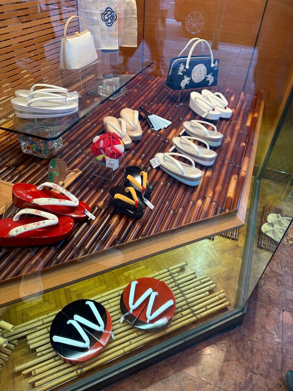 Japan - Kyoto - Sandalen für ca. 300€. Was die moderne Geisha so trägt.