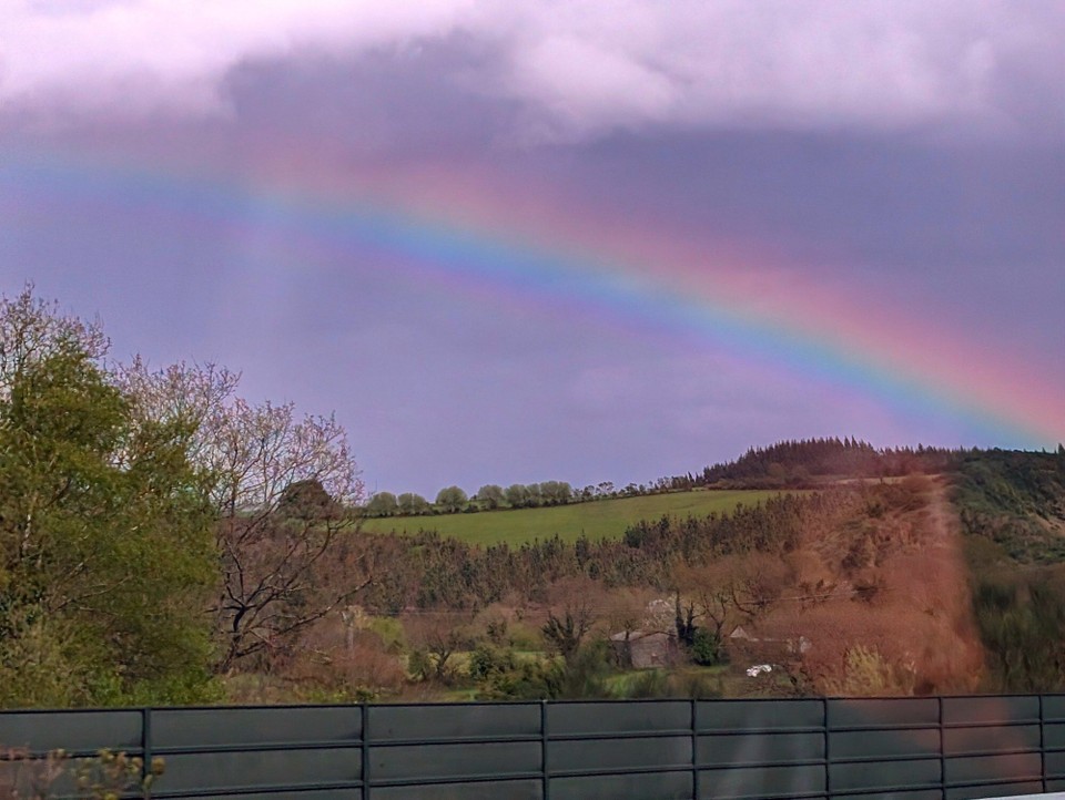 Spanien - Sarria - Wir fahren ins 120 Km entfernte Sarria zu unserer ersten Übernachtung. Auf dem Weg begleitet uns ein Regenbogen.