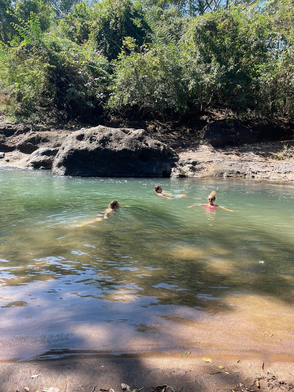 El Salvador - Atiquizaya - „Erfrischung“ 👙 (sofern Hot Springs bei 30 Grad Außentemperatur erfrischend sein können)