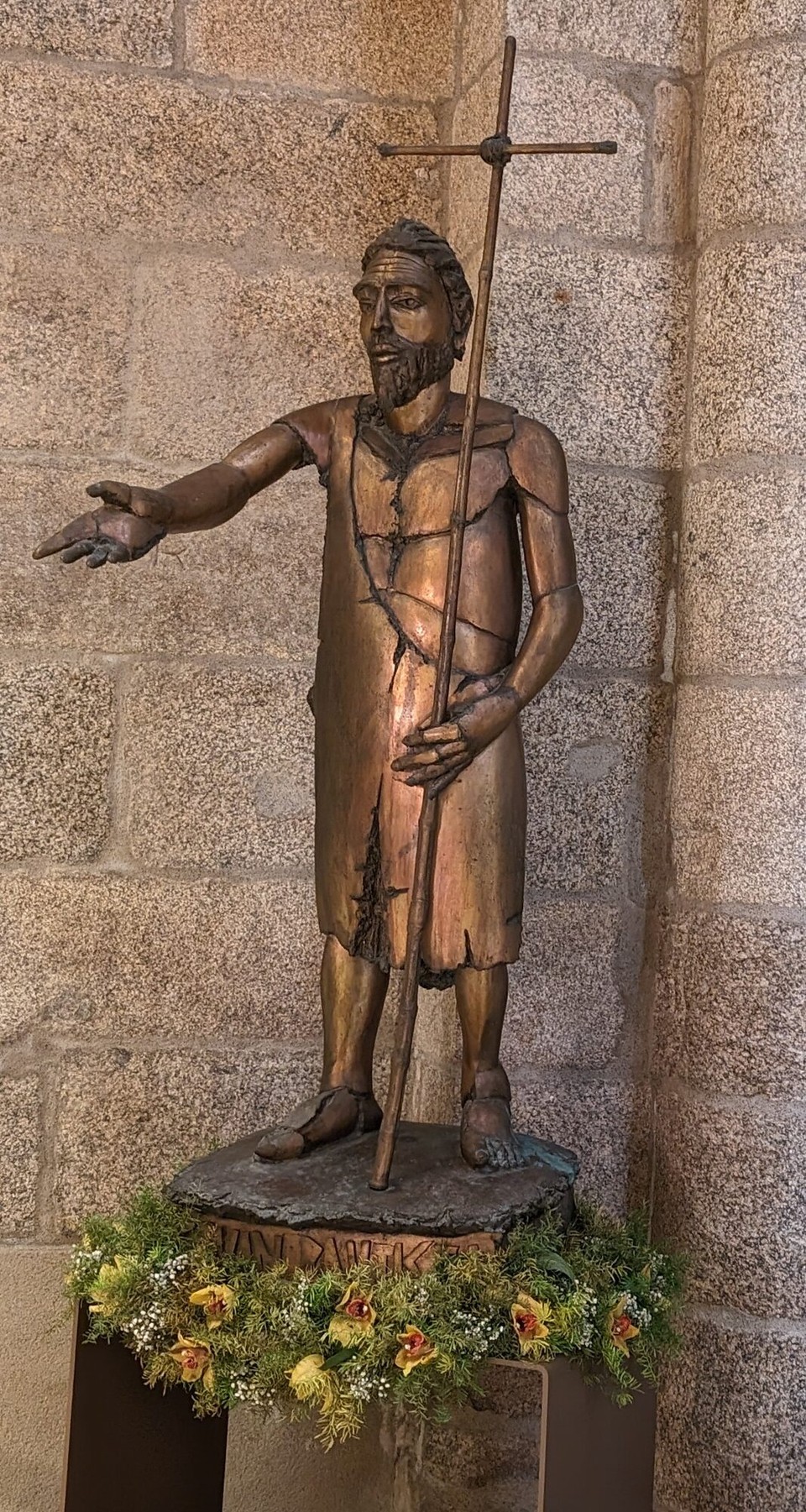 Spanien - Santiago de Compostela - Am Ausgang der Kathedrale weißt uns der Pilger Jakobus den Weg.