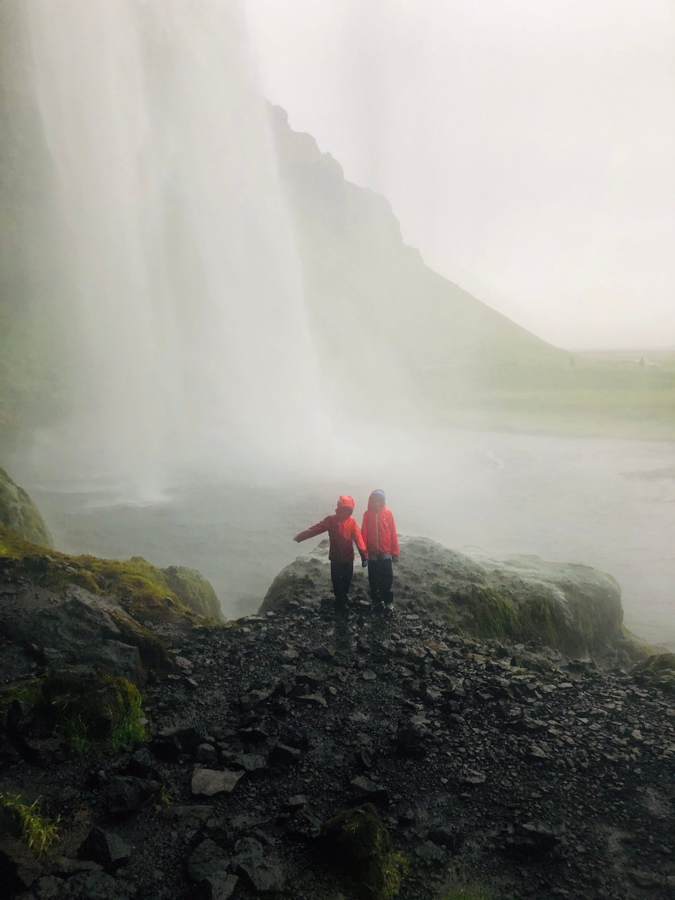 Island - Rangárþing eystra - Und jetzt gehen wir noch ein paar Meter spazieren und schauen noch die benachbarten, kleineren Wasserfälle an… Tschüss, Seljalandsfoss!