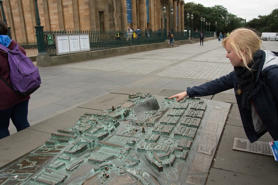 United Kingdom - Edinburgh - Elisabeth planning our route for the day