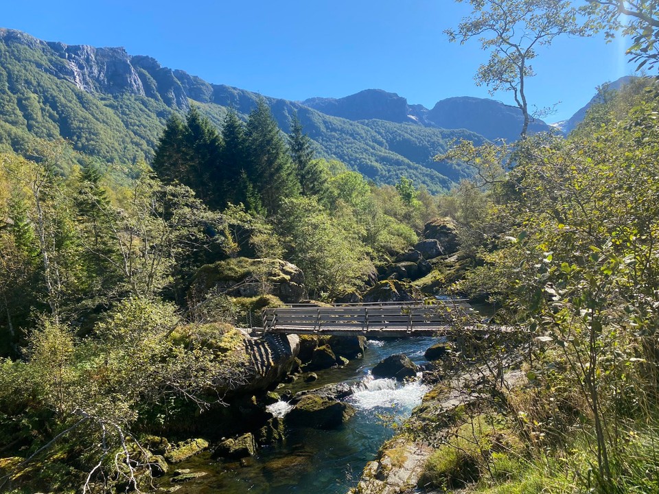 Norwegen - Mauranger - Es ist aber ein toller Wanderweg Flussaufwärts bei strahlendem Sonnenschein. 