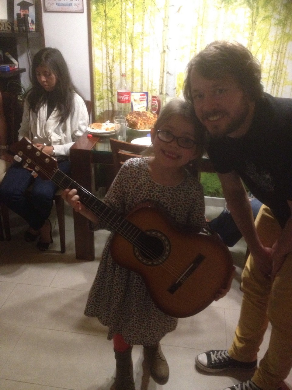 Colombia - Bogotá - Daniel und Sofi mit der neuen Gitarre.