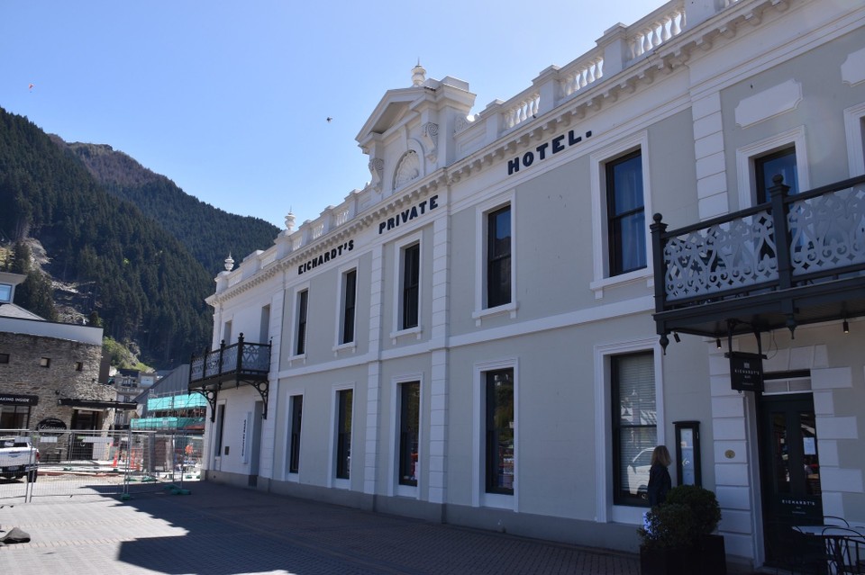Neuseeland - Queenstown - Die Stadt hat etwas über 12.000 Einwohner, viele Schikimiki Geschäfte und ist Ausgangspunkt zu den Ski-Gebieten.
Leider gibt es hier nicht mehr viele alte Gebäude.