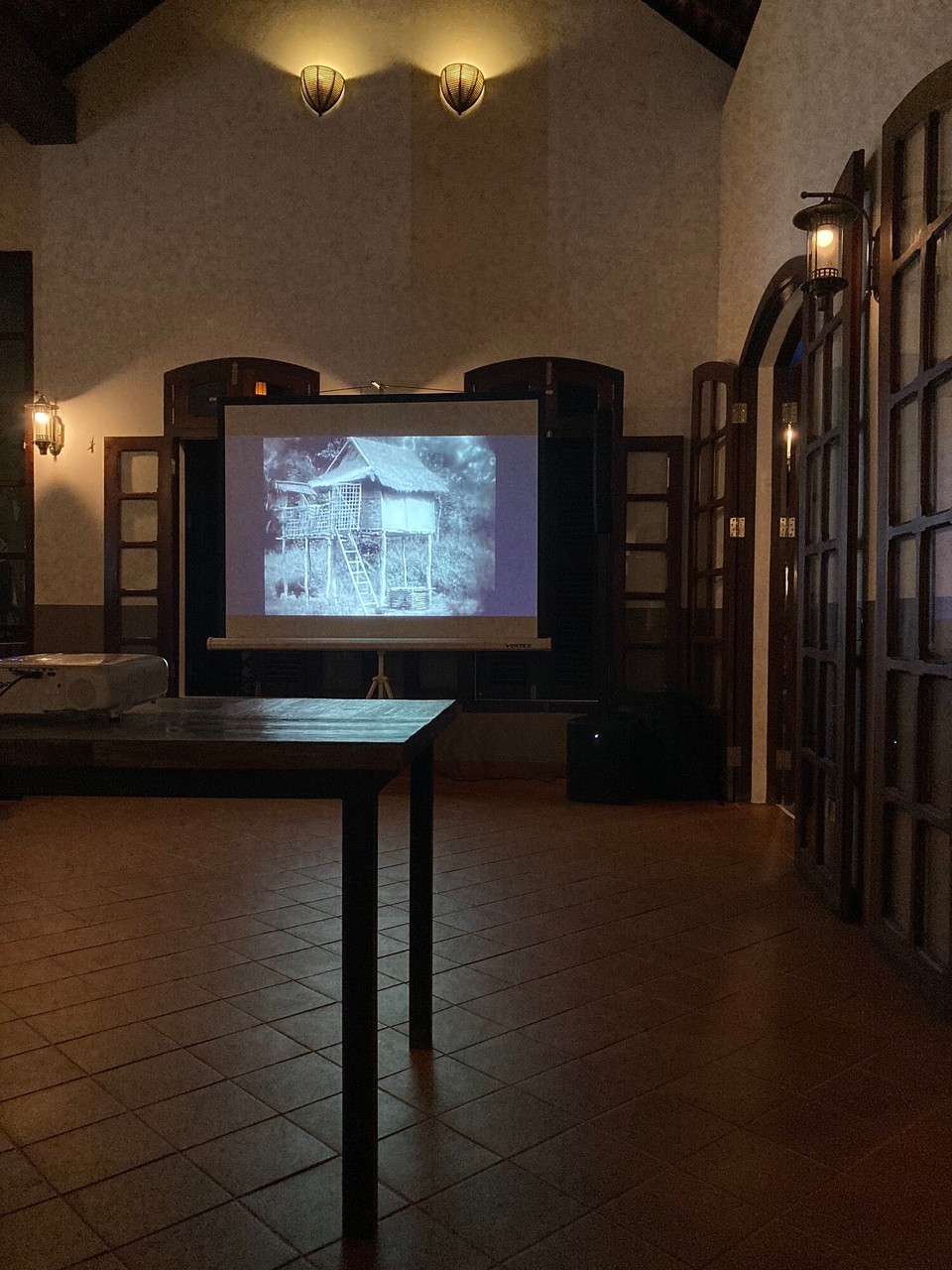 Laos - Luang Prabang - „Kostenloses“ Kino - die Speisekarte wird mir schnell gereicht und dann gehts auch schon los. Es läuft Chang - erster Film über Laos von 1927