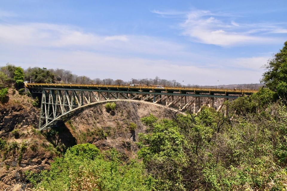 Simbabwe -  - Diese Brücke wird morgen eine wichtige Bedeutung haben.
Keine Angst, wir machen kein Bungee-Jumping. 