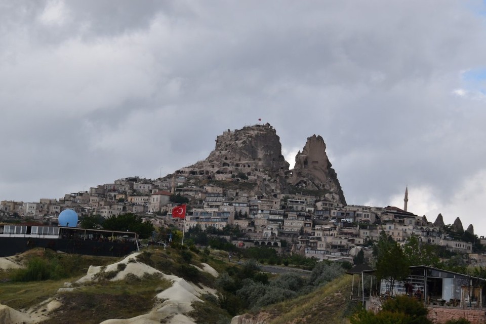 Türkei - Guzelyurt - Von unserem Aussichtspunkt haben wir auch einen Blick auf die Felsenstadt Uchisar