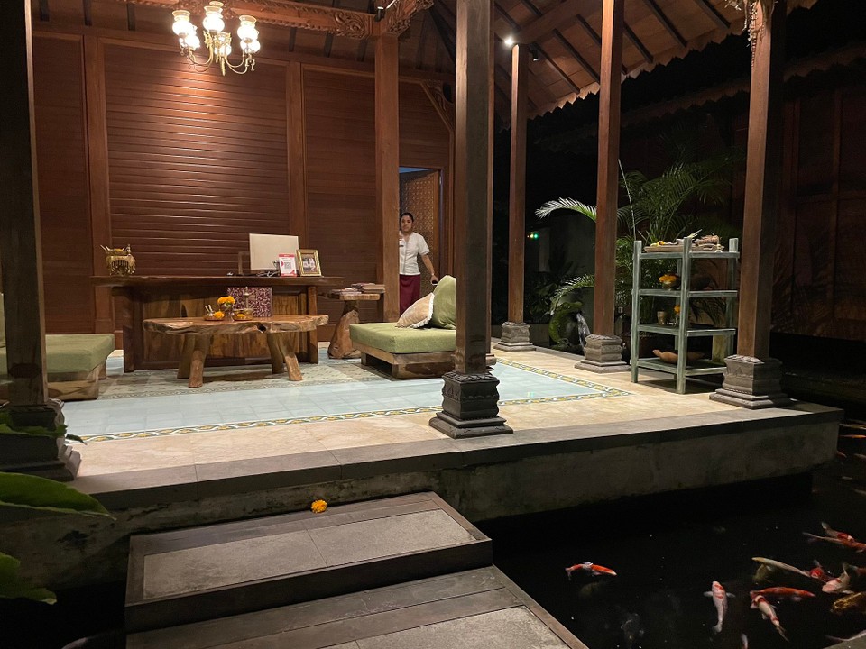 Indonesien - Gianyar - Den Abend hat Barbara mit einer Massage im SPA verbracht, danach ging es zum BBQ und jetzt wird noch etwas gefaulenzt.
Also bis Morgen, dann fahren wir weiter.