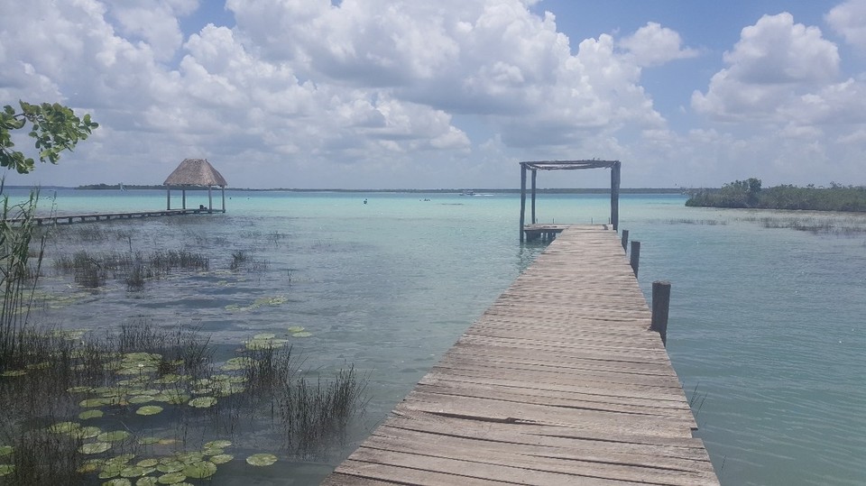 Mexiko - Mahahual - Am nächsten Tag sind wir zu einem Tagesausflug nach Bacalar aufgebrochen. Nachdem uns Google Maps erst zu einer Militärbasis geleitet hat, hat uns der stark bewaffnete "Pförtner" mit einem netten Lächeln noch den richtigen Weg zur Lagune von Bacalar gezeigt.  Dies ist quasi das "Dorfeingangspanorama".