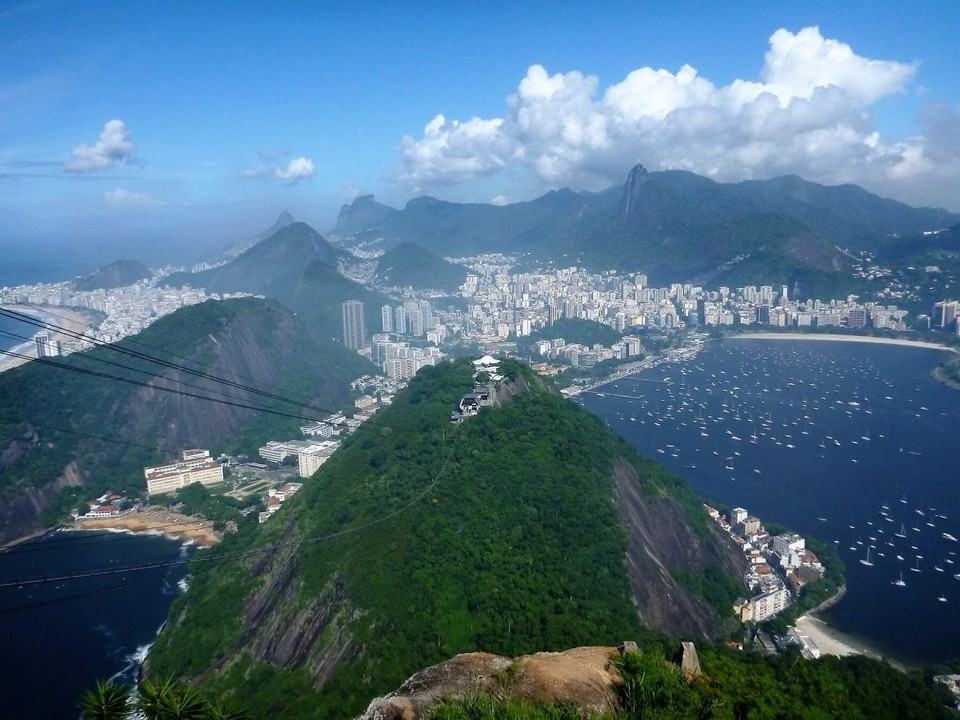Brasilien - Rio de Janeiro - Aussicht vom Zuckerhut, Mittelstation der Seilbahn und Heliplattform