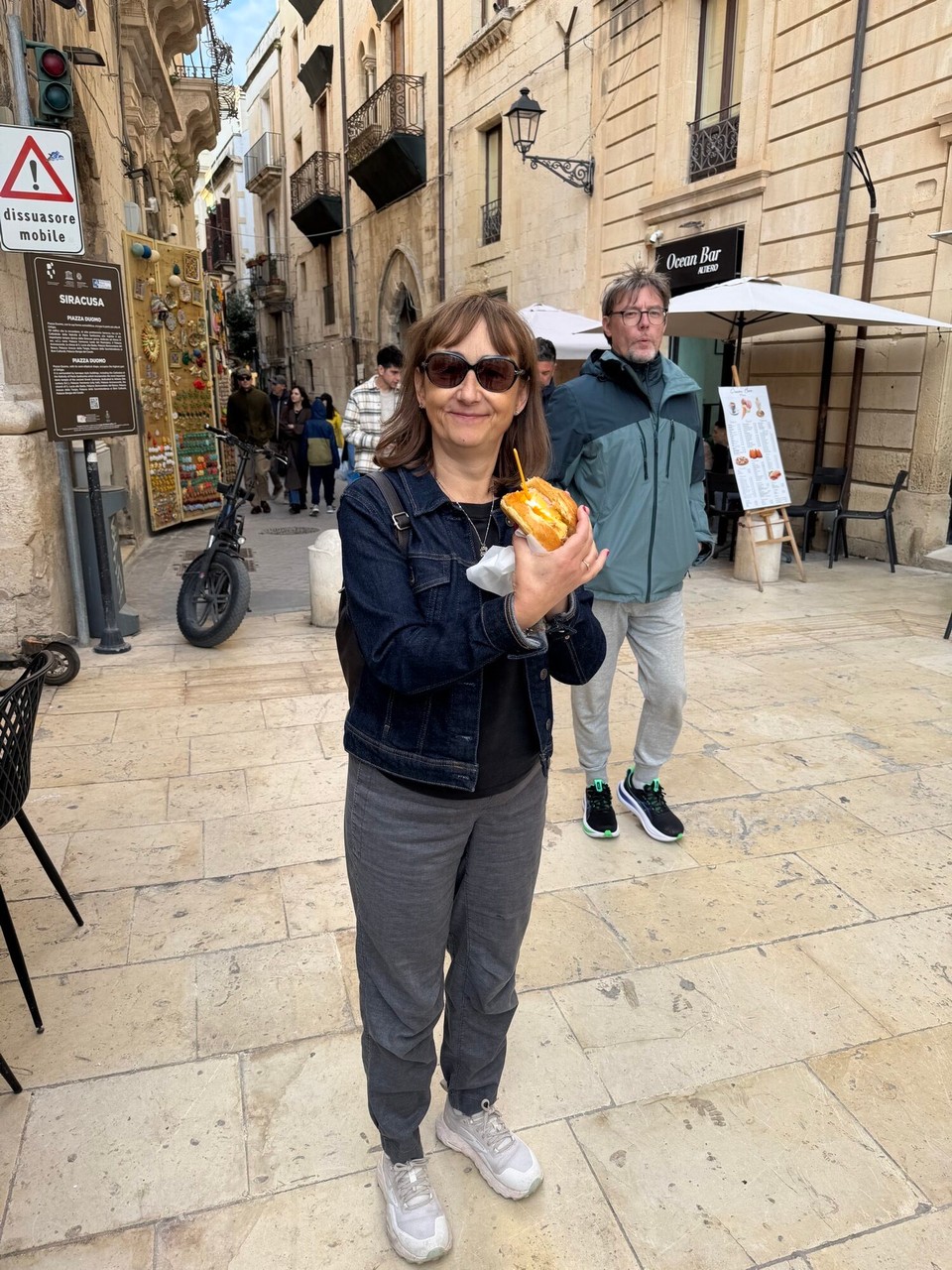 Italien - Syrakus - Eis geht immer, diesmal im Brioche.