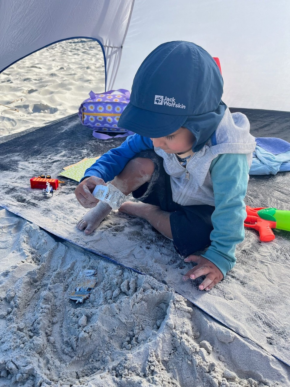Australien - Esperance - Elias liebt es mit dem Sand zu spielen…