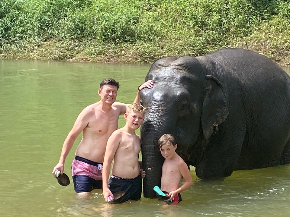 Thailand - Phanom - Saou-Noi ist der Name unserer Elefanten-Dame. Sie ist 31 Jahre und hat eine schlanke Figur mit 2,7 Tonnen! 