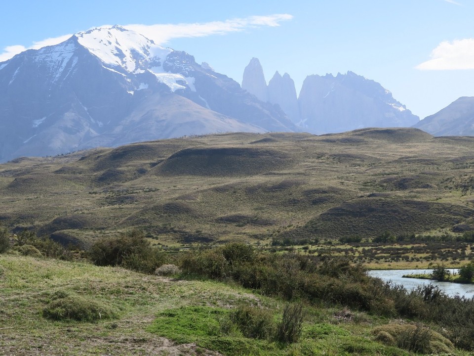 Chile - Torres del Paine National Park - L'entree du parc on apercoit les fameuses torres, degagees