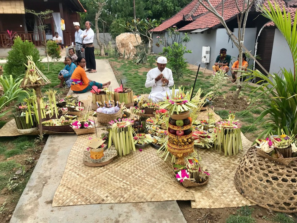 Indonesia - Lembongan island - Hotellet åpnet opp noen nye hytter, hele dagen var det seremoni. 