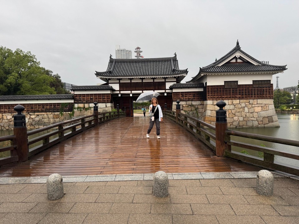 Japan - Hiroshima - Zugang zur Burg und immer noch Regen