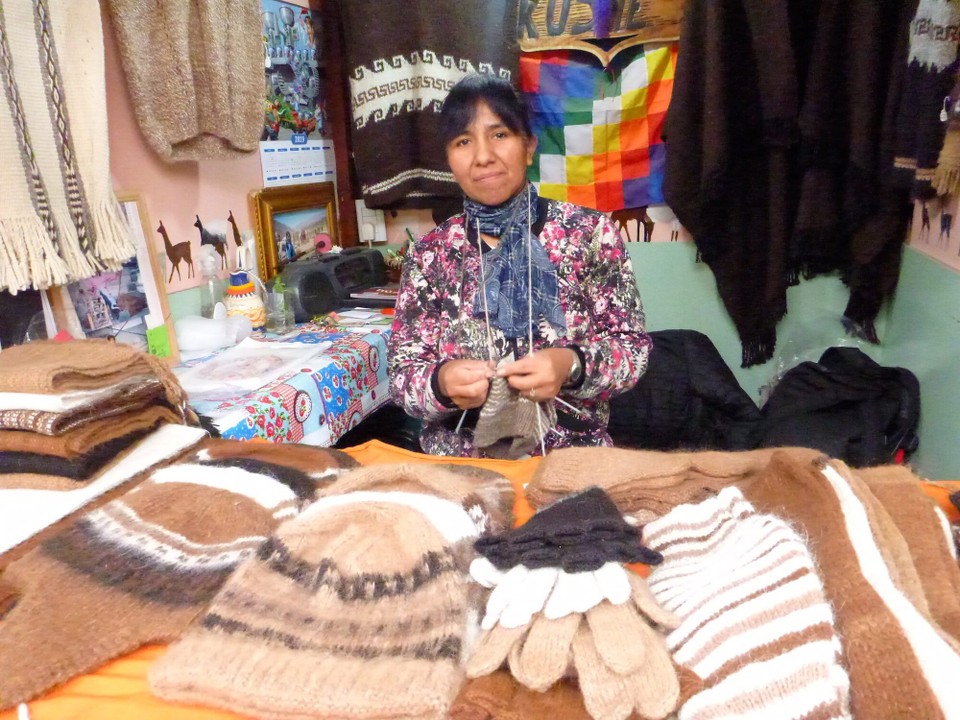 Argentinien - Ushuaia - Die einheimische Dame strickt unsere Mitbringsel direkt auf dem Markt