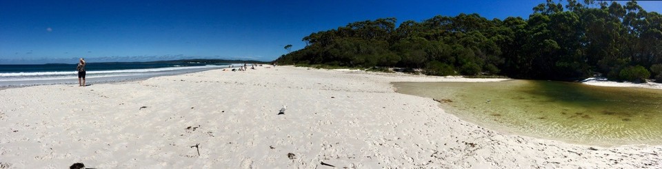 Australien -  - Hyams Beach. Supposedly the whitest sand in the world. Have seen same colour white on other beaches down under, though. But obviously still very beautiful!