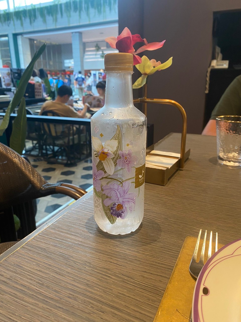 Thailand - Bangkok - Ich habe noch nie so tolle Flaschen gesehen. Jedes Restaurant und Hotel hat sein eigenes Design und Branding für das Hauswasser.