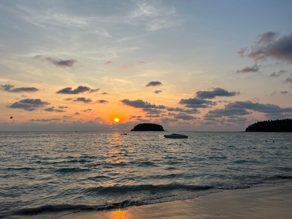 Thailand - Karon - Ein letzter Sonnenuntergang am Meer 🌅