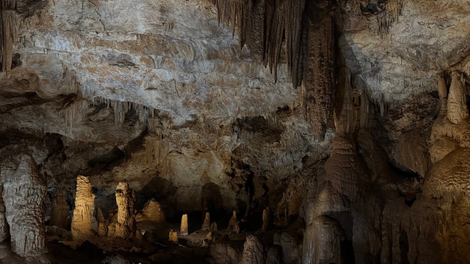 Montenegro - Cetinje - Also Plan B, die Lipa Höhle.
Hier war es zwar auch kalt, jedoch kam nur sehr wenig Wasser von oben.